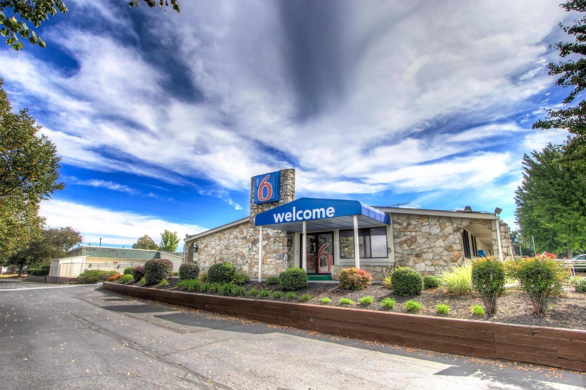 Howard Johnson By Wyndham Harrisonburg Exterior photo